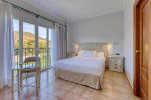 Habitación individual del Hotel Alhaurín Golf con cama cómoda y vistas al campo de golf