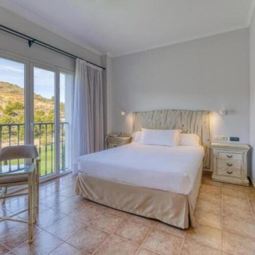 Habitación individual del Hotel Alhaurín Golf con cama cómoda y vistas al campo de golf